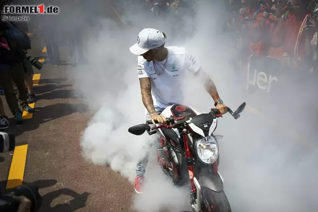 Monaco bedeutet für viele Formel-1-Fahrer auch, zu Hause schlafen zu können. Und weil mit dem Auto durch Monaco fahren angesichts des Verkehrs keine wahnsinnig reizvolle Option ist, kommt etwa Lewis Hamilton mit einer MV Agusta, die speziell nach seinen Wünschen angefertigt wurde. Foto zur News: Monaco bedeutet für viele Formel-1-Fahrer auch, zu Hause schlafen zu können. Und weil mit dem Auto durch Monaco fahren angesichts des Verkehrs keine wahnsinnig reizvolle Option ist, kommt etwa Lewis Hamilton mit einer MV Agusta, die speziell nach seinen Wünschen angefertigt wurde.