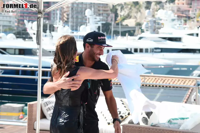 Der hat als Jack in "Titanic" einst eine Lady vor dem Ertrinken gerettet. Ricciardo eher weniger. Nach dem Interview auf der Energy-Station schmeißt er die TV-Reporterin Natalie Pinkham kurzerhand in den Pool. Die nimmt es ihm aber nicht weiter übel. Foto zur News: Der hat als Jack in "Titanic" einst eine Lady vor dem Ertrinken gerettet. Ricciardo eher weniger. Nach dem Interview auf der Energy-Station schmeißt er die TV-Reporterin Natalie Pinkham kurzerhand in den Pool. Die nimmt es ihm aber nicht weiter übel.