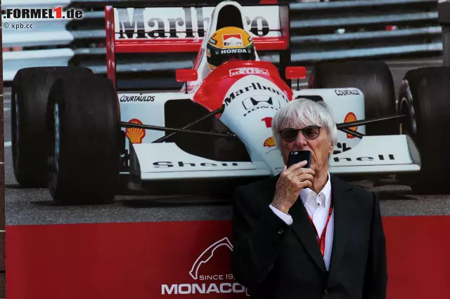 Bernie Ecclestone hat, wie dieses Foto beweist, tatsächlich ein Smartphone. Ob er das Konzept von Siri hundertprozentig verstanden hat, ist uns nicht klar. Aufgenommen bei einer Abendveranstaltung in Erinnerung an Ayrton Sennas ersten Monaco-Sieg 1987. Foto zur News: Bernie Ecclestone hat, wie dieses Foto beweist, tatsächlich ein Smartphone. Ob er das Konzept von Siri hundertprozentig verstanden hat, ist uns nicht klar. Aufgenommen bei einer Abendveranstaltung in Erinnerung an Ayrton Sennas ersten Monaco-Sieg 1987.