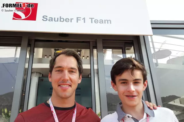 In Deutschland weniger bekannt, dürften diese beiden Herren unseren Schweizer Lesern recht geläufig sein: Carlo Janka, Olympiasieger, Weltmeister und Gesamtweltcupsieger im Skifahren, mit seinem größten Fan Nirek, dem Sohn von Sauber-Teamchefin Monisha Kaltenborn. Foto zur News: In Deutschland weniger bekannt, dürften diese beiden Herren unseren Schweizer Lesern recht geläufig sein: Carlo Janka, Olympiasieger, Weltmeister und Gesamtweltcupsieger im Skifahren, mit seinem größten Fan Nirek, dem Sohn von Sauber-Teamchefin Monisha Kaltenborn.