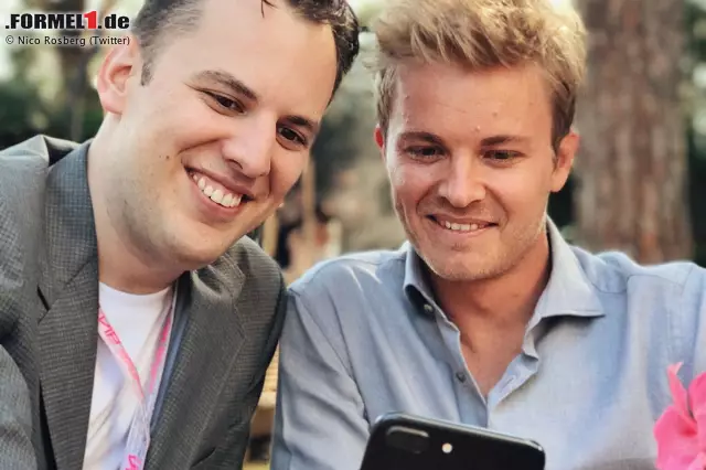 Auf der Suche nach Business-Opportunities? Rosberg im Gespräch mit Mike Krieger, einem der Gründer der Social-Media-Plattform Instagram. Die große Ironie dabei: Rosberg postet dieses Foto auf Twitter. Foto zur News: Auf der Suche nach Business-Opportunities? Rosberg im Gespräch mit Mike Krieger, einem der Gründer der Social-Media-Plattform Instagram. Die große Ironie dabei: Rosberg postet dieses Foto auf Twitter.