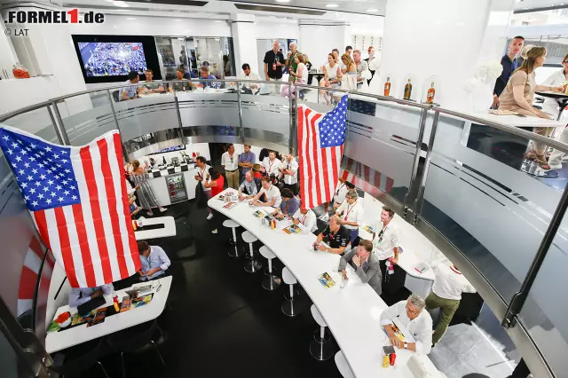 Der Abschluss des Monaco-Wochenendes 2017: In der McLaren-Hospitality schauen Jenson Button & Co., wie sich Fernando Alonso beim Indy 500 schlägt. Es gibt Mini-Burger und Cookies. Und immer wenn es etwas zu essen gibt, kommen auch dutzende Journalisten ... Foto zur News: Der Abschluss des Monaco-Wochenendes 2017: In der McLaren-Hospitality schauen Jenson Button & Co., wie sich Fernando Alonso beim Indy 500 schlägt. Es gibt Mini-Burger und Cookies. Und immer wenn es etwas zu essen gibt, kommen auch dutzende Journalisten ...