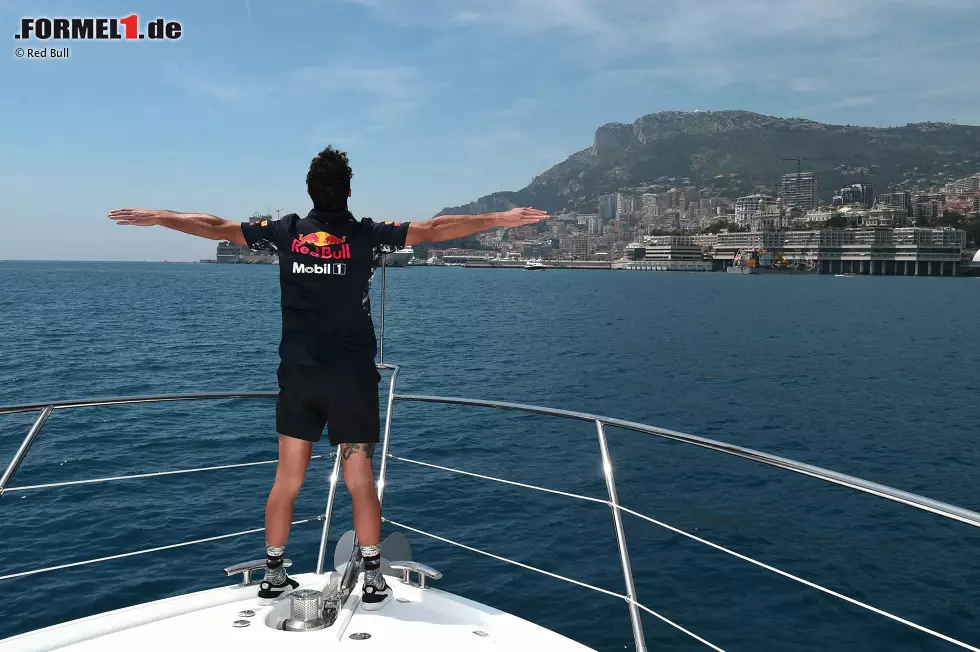 "Ich bin der König der Welt!" Daniel Ricciardo kommt ganz beschaulich mit dem Luxusboot im Paddock an. Auf den Spuren von Leonardo di Caprio. Foto zur News: "Ich bin der König der Welt!" Daniel Ricciardo kommt ganz beschaulich mit dem Luxusboot im Paddock an. Auf den Spuren von Leonardo di Caprio.