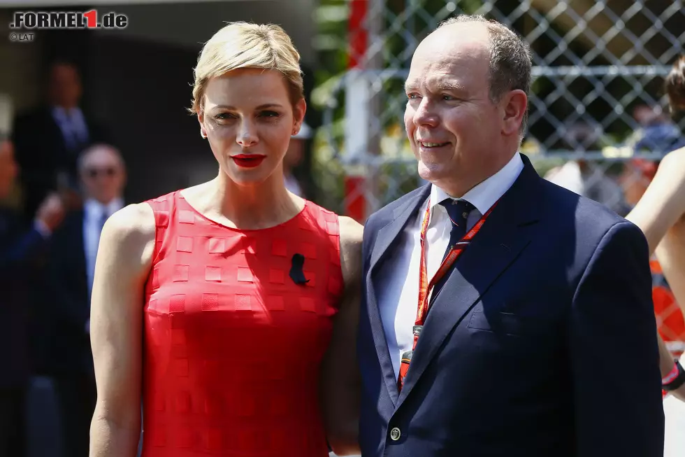 Fürst Albert mit seiner Ehefrau Charlene. Albert ist immer noch begeisterter Sportfan - und lässt es sich im Vorfeld des Rennens nicht nehmen, mit einer Promi-Auswahl gegen die Nazionale Piloti aufzulaufen, im Stadion von Monaco. Alles für den guten Zweck. Foto zur News: Fürst Albert mit seiner Ehefrau Charlene. Albert ist immer noch begeisterter Sportfan - und lässt es sich im Vorfeld des Rennens nicht nehmen, mit einer Promi-Auswahl gegen die Nazionale Piloti aufzulaufen, im Stadion von Monaco. Alles für den guten Zweck.