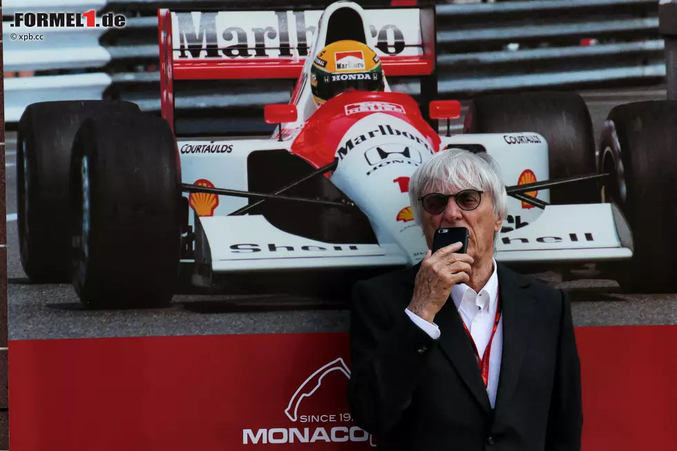 Bernie Ecclestone hat, wie dieses Foto beweist, tatsächlich ein Smartphone. Ob er das Konzept von Siri hundertprozentig verstanden hat, ist uns nicht klar. Aufgenommen bei einer Abendveranstaltung in Erinnerung an Ayrton Sennas ersten Monaco-Sieg 1987. Foto zur News: Bernie Ecclestone hat, wie dieses Foto beweist, tatsächlich ein Smartphone. Ob er das Konzept von Siri hundertprozentig verstanden hat, ist uns nicht klar. Aufgenommen bei einer Abendveranstaltung in Erinnerung an Ayrton Sennas ersten Monaco-Sieg 1987.