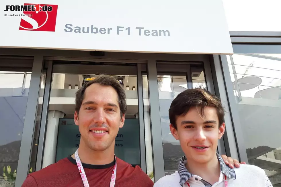 In Deutschland weniger bekannt, dürften diese beiden Herren unseren Schweizer Lesern recht geläufig sein: Carlo Janka, Olympiasieger, Weltmeister und Gesamtweltcupsieger im Skifahren, mit seinem größten Fan Nirek, dem Sohn von Sauber-Teamchefin Monisha Kaltenborn. Foto zur News: In Deutschland weniger bekannt, dürften diese beiden Herren unseren Schweizer Lesern recht geläufig sein: Carlo Janka, Olympiasieger, Weltmeister und Gesamtweltcupsieger im Skifahren, mit seinem größten Fan Nirek, dem Sohn von Sauber-Teamchefin Monisha Kaltenborn.