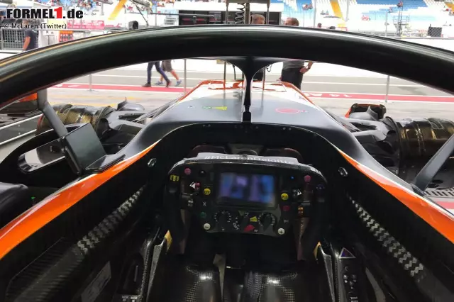 McLaren-Honda MCL32: Im Freitagstraining fährt der orangefarbene Renner mit dem Cockpit-Schutzsystem Halo. Der Pilot sitzt in einer perfekt angegossenen Sitzschale, das Hightech-Lenkrad ist mit mehr als 20 Schaltern und Knöpfen ausgestattet. Gewonnen hat dieses Auto noch nichts. Foto zur News: McLaren-Honda MCL32: Im Freitagstraining fährt der orangefarbene Renner mit dem Cockpit-Schutzsystem Halo. Der Pilot sitzt in einer perfekt angegossenen Sitzschale, das Hightech-Lenkrad ist mit mehr als 20 Schaltern und Knöpfen ausgestattet. Gewonnen hat dieses Auto noch nichts.