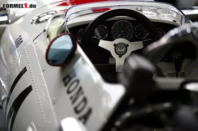 Dieses hier, der Honda RA300, gewann 1967 in Monza seinen ersten Grand Prix. Am Steuer damals: Motorrad-Weltmeister John Surtees. Der musste noch wesentlich weniger Knöpfe bedienen als Fernando Alonso 50 Jahre später. Foto zur News: Dieses hier, der Honda RA300, gewann 1967 in Monza seinen ersten Grand Prix. Am Steuer damals: Motorrad-Weltmeister John Surtees. Der musste noch wesentlich weniger Knöpfe bedienen als Fernando Alonso 50 Jahre später.