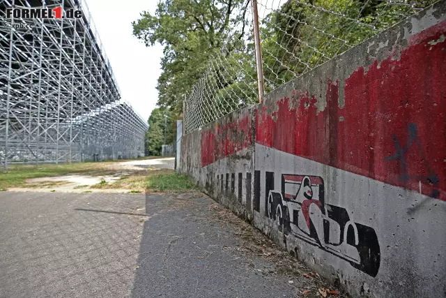 Wer durch den Königlichen Park von Monza schreitet, der spürt an jeder Ecke die Tradition, die das Autodromo Nazionale (in Zukunft "Monza Eni Circuit") umgibt. Die Marlboro-Werbung der alten Streckenbegrenzung kommt langsam in die Jahre - und fällt für Puristen unter Denkmalschutz. Foto zur News: Wer durch den Königlichen Park von Monza schreitet, der spürt an jeder Ecke die Tradition, die das Autodromo Nazionale (in Zukunft "Monza Eni Circuit") umgibt. Die Marlboro-Werbung der alten Streckenbegrenzung kommt langsam in die Jahre - und fällt für Puristen unter Denkmalschutz.