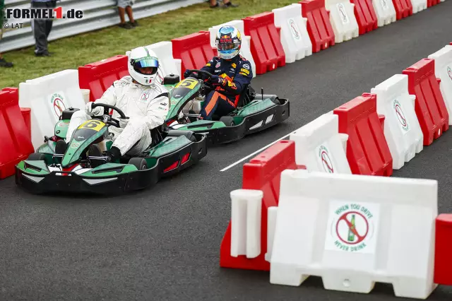 Monza bemüht sich auch abseits der Rennstrecke, die Fans zu unterhalten. Etwa mit einem Fan-Event in Mailand, oder auch mit einem Kartrennen einiger Formel-1-Stars im Autodromo Nazionale. Hier setzt gerade Daniel Ricciardo zur Attacke gegen Kicker Francesco Toldo an. Rennleiter: Charlie Whiting. Foto zur News: Monza bemüht sich auch abseits der Rennstrecke, die Fans zu unterhalten. Etwa mit einem Fan-Event in Mailand, oder auch mit einem Kartrennen einiger Formel-1-Stars im Autodromo Nazionale. Hier setzt gerade Daniel Ricciardo zur Attacke gegen Kicker Francesco Toldo an. Rennleiter: Charlie Whiting.