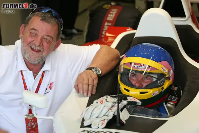 Mit seinem Projekt "F1 Experiences" hat Ex-Minardi-Boss Paul Stoddart seine V10-Doppelsitzer in die Königsklasse zurückgebracht. In Monza fährt erstmals Jacques Villeneuve ein paar Runden, und zwar mit seiner Moderatorenkollegin Federica Masolin vom italienischen Fernsehen. Darauf, die Podium-Interviews zu führen, hat "JV" keine Lust. Foto zur News: Mit seinem Projekt "F1 Experiences" hat Ex-Minardi-Boss Paul Stoddart seine V10-Doppelsitzer in die Königsklasse zurückgebracht. In Monza fährt erstmals Jacques Villeneuve ein paar Runden, und zwar mit seiner Moderatorenkollegin Federica Masolin vom italienischen Fernsehen. Darauf, die Podium-Interviews zu führen, hat "JV" keine Lust.