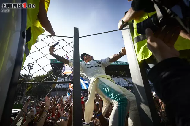 "Mercedes-Power ist besser als Ferrari-Power", provoziert Sieger Lewis Hamilton die ihn ausbuhenden Tifosi. Aber er versteht die Leidenschaft der Ferrari-Fans und respektiert diese. Das bekommt er zurück: Beim Bad in der Menge wird der Mercedes-Star frenetisch gefeiert. Auch von den Ferrari-Anhängern. Foto zur News: "Mercedes-Power ist besser als Ferrari-Power", provoziert Sieger Lewis Hamilton die ihn ausbuhenden Tifosi. Aber er versteht die Leidenschaft der Ferrari-Fans und respektiert diese. Das bekommt er zurück: Beim Bad in der Menge wird der Mercedes-Star frenetisch gefeiert. Auch von den Ferrari-Anhängern.