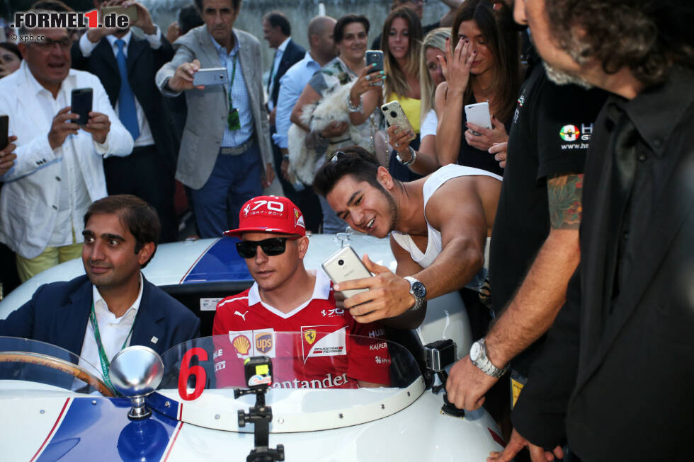 Foto zur News: In Italien Ferrari-Fahrer zu sein, ist etwas ganz Besonderes. Kimi Räikkönen huscht bei der Formel-1-Parade in der Mailänder Innenstadt angesichts des Rummels sogar so etwas wie ein Lächeln übers Gesicht. Auch wenn er prinzipiell bei seiner Haltung bleibt: Spaß an der Königsklasse macht ihm nicht das Drumherum, sondern das Rennfahren.