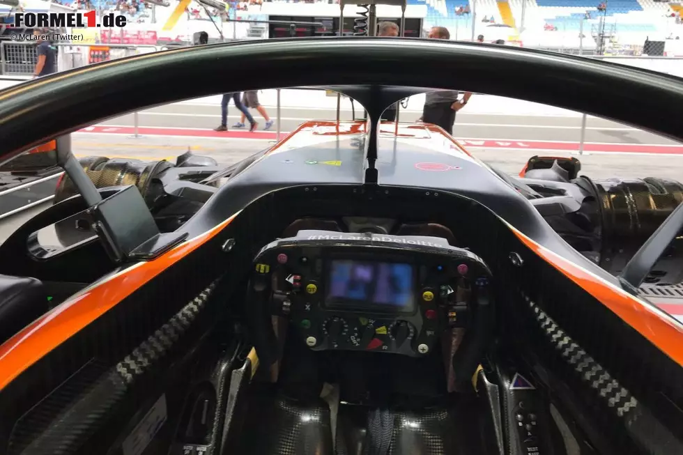 Foto zur News: McLaren-Honda MCL32: Im Freitagstraining fährt der orangefarbene Renner mit dem Cockpit-Schutzsystem Halo. Der Pilot sitzt in einer perfekt angegossenen Sitzschale, das Hightech-Lenkrad ist mit mehr als 20 Schaltern und Knöpfen ausgestattet. Gewonnen hat dieses Auto noch nichts.