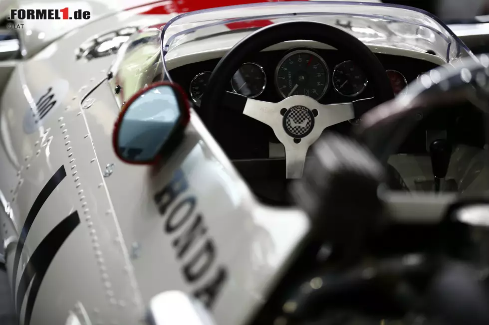 Dieses hier, der Honda RA300, gewann 1967 in Monza seinen ersten Grand Prix. Am Steuer damals: Motorrad-Weltmeister John Surtees. Der musste noch wesentlich weniger Knöpfe bedienen als Fernando Alonso 50 Jahre später. Foto zur News: Dieses hier, der Honda RA300, gewann 1967 in Monza seinen ersten Grand Prix. Am Steuer damals: Motorrad-Weltmeister John Surtees. Der musste noch wesentlich weniger Knöpfe bedienen als Fernando Alonso 50 Jahre später.