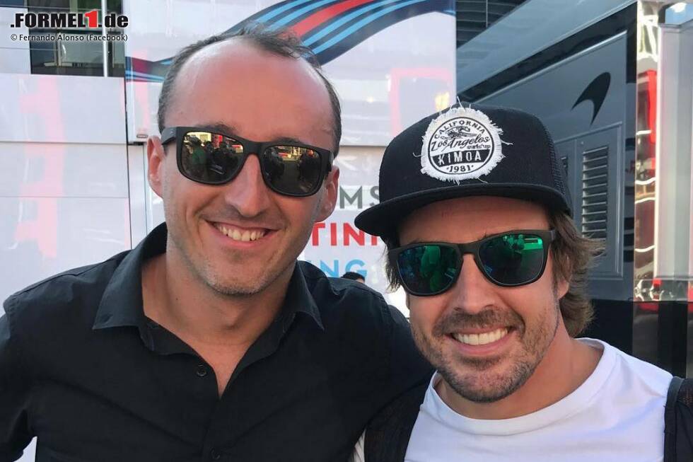 Foto zur News: Alte Freunde: Fernando Alonso hält Robert Kubica für einen der besten Formel-1-Fahrer. Der Pole arbeitet gerade an seinem Comeback, führt in Monza Gespräche, marschiert in Zivilkleidung durch den Paddock. Meistens hält er sich bei Pirelli auf, quasi in einer neutralen Zone. Die größten Chancen hat er bei Renault.