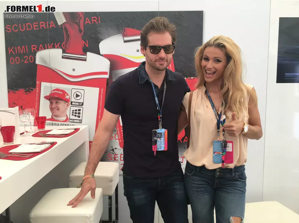 Italo-Prominenz in der Ferrari-Box: Michelle Hunziker ist auch hierzulande bekannt, als rechte Hand von Thomas Gottschalk in "Wetten, dass..?" In ihrer Heimat kennt man ihren Ehemann Tomaso Trussardi, dessen Familienimperium in der Modebranche ein Vermögen gescheffelt hat. Foto zur News: Italo-Prominenz in der Ferrari-Box: Michelle Hunziker ist auch hierzulande bekannt, als rechte Hand von Thomas Gottschalk in "Wetten, dass..?" In ihrer Heimat kennt man ihren Ehemann Tomaso Trussardi, dessen Familienimperium in der Modebranche ein Vermögen gescheffelt hat.