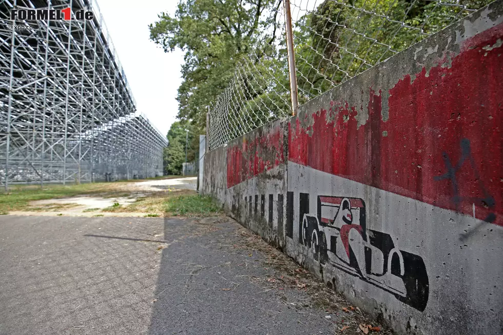 Wer durch den Königlichen Park von Monza schreitet, der spürt an jeder Ecke die Tradition, die das Autodromo Nazionale (in Zukunft "Monza Eni Circuit") umgibt. Die Marlboro-Werbung der alten Streckenbegrenzung kommt langsam in die Jahre - und fällt für Puristen unter Denkmalschutz. Foto zur News: Wer durch den Königlichen Park von Monza schreitet, der spürt an jeder Ecke die Tradition, die das Autodromo Nazionale (in Zukunft "Monza Eni Circuit") umgibt. Die Marlboro-Werbung der alten Streckenbegrenzung kommt langsam in die Jahre - und fällt für Puristen unter Denkmalschutz.