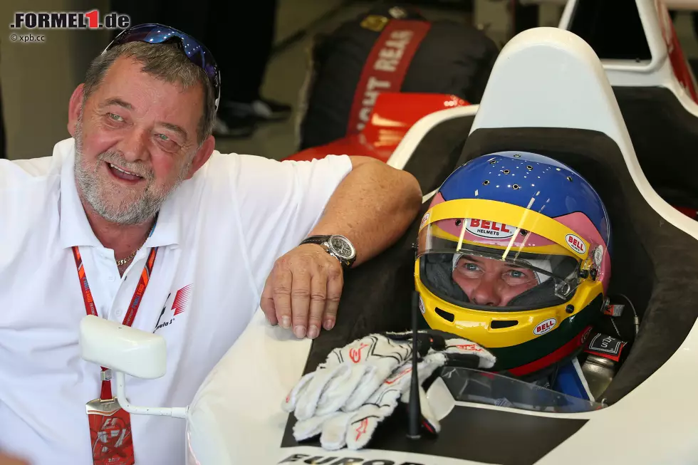 Mit seinem Projekt "F1 Experiences" hat Ex-Minardi-Boss Paul Stoddart seine V10-Doppelsitzer in die Königsklasse zurückgebracht. In Monza fährt erstmals Jacques Villeneuve ein paar Runden, und zwar mit seiner Moderatorenkollegin Federica Masolin vom italienischen Fernsehen. Darauf, die Podium-Interviews zu führen, hat "JV" keine Lust. Foto zur News: Mit seinem Projekt "F1 Experiences" hat Ex-Minardi-Boss Paul Stoddart seine V10-Doppelsitzer in die Königsklasse zurückgebracht. In Monza fährt erstmals Jacques Villeneuve ein paar Runden, und zwar mit seiner Moderatorenkollegin Federica Masolin vom italienischen Fernsehen. Darauf, die Podium-Interviews zu führen, hat "JV" keine Lust.