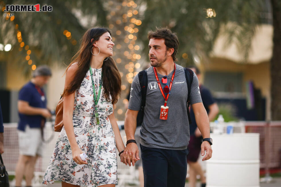 Foto zur News: Die beiden lassen sich mit Nachwuchs noch etwas Zeit: Fernando Alonso ist seit 2016 mit Linda Morselli liiert, einer italienischen TV-Moderatorin. Die war zuvor jahrelang mit MotoGP-Ass Valentino Rossi in einer Beziehung. Auch wenn&#039;s sportlich nicht läuft: Privat scheint Alonso sein Glück gefunden zu haben, ...