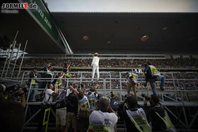 Foto zur News: Lewis Hamilton versteht es, sich zu inszenieren. Kein anderer hat in China mehr Fans, und kein anderer lässt seine Fans so nahe ran. Zum Beispiel nach der Pole-Position, vor einer rappelvollen Haupttribüne in Schanghai. Eine Kulisse, von der so mancher europäische Veranstalter nur träumen kann.