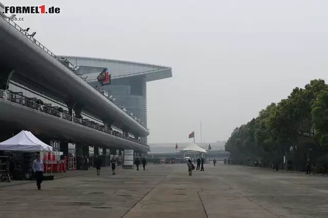 Kein Wunder: Der Paddock in Schanghai ist gigantisch groß. Keine Rede von kurzen Wegen. Foto zur News: Kein Wunder: Der Paddock in Schanghai ist gigantisch groß. Keine Rede von kurzen Wegen.