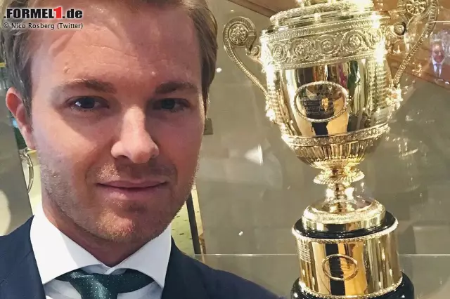 Foto zur News: Ein Selfie mit dem Wimbledon-Pokal (der der BRDC-Trophy, die der Sieger in Silverstone zumindest für ein paar Minuten erhält, übrigens nicht unähnlich ist): Rosberg ist mit Boris Becker und Steffi Graf groß geworden. Next Stop nach dem wichtigsten Tennisturnier des Jahres: Silicon Valley.