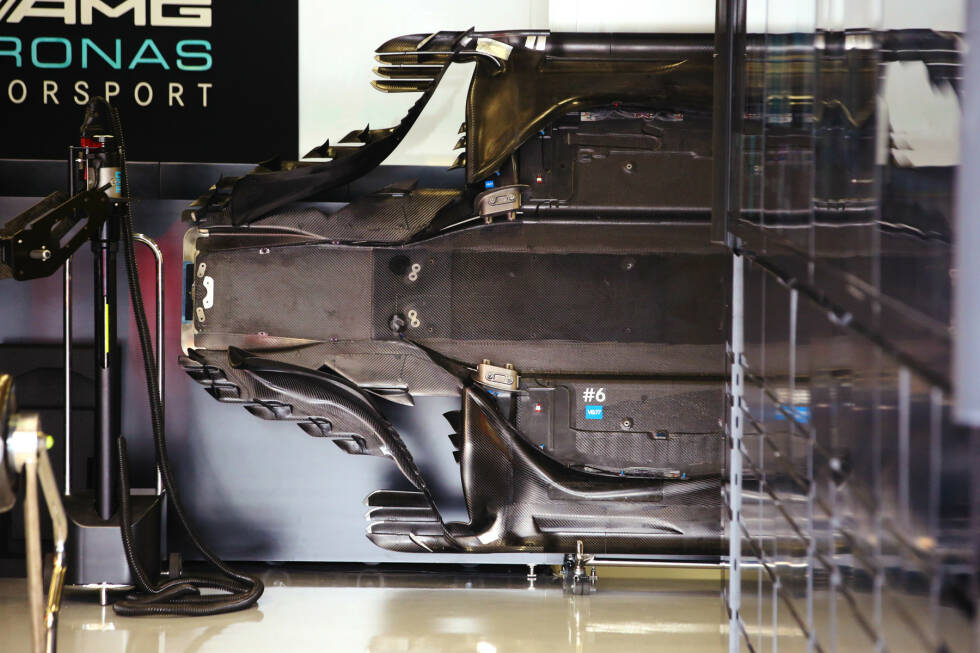 Foto zur News: Ein seltener Blick, um den sich die Ingenieure der Konkurrenzteams reißen: So sieht der Unterboden des Mercedes F1 W08 EQ Power+ aus.