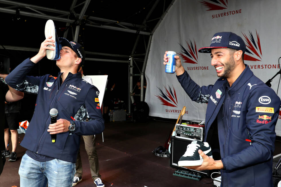 Foto zur News: Der &quot;Shoey&quot; kommt einfach nicht aus der Mode. Am Donnerstag kündigt Daniel Ricciardo noch an: &quot;Jetzt ist es vorbei damit!&quot; Am Sonntag nach dem Rennen schlürfen die beiden Red-Bull-Stars schon wieder aus ihren Tretern. Übrigens kein Red Bull, sondern australisches Bier.