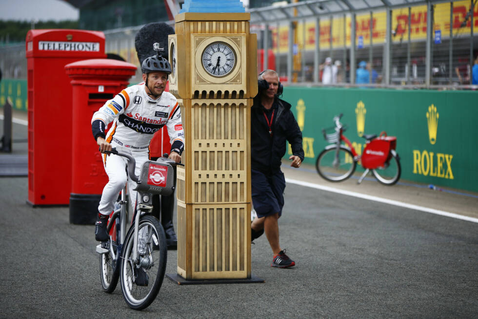 Foto zur News: Ein alter Bekannter ist wieder da: Jenson Button, immer Publikumsliebling, aber nie Sieger in Silverstone, radelt für eine TV-Show um den Mini-Big-Ben. Und wundert sich: &quot;Bin ich hier eigentlich der Einzige, der einen Rennoverall trägt?&quot;