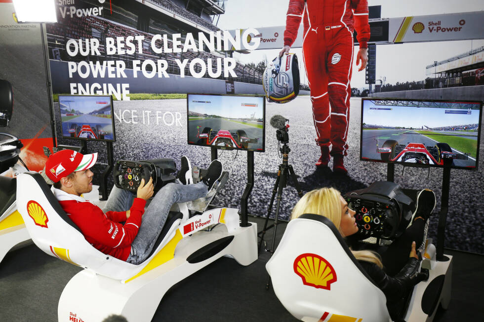 Foto zur News: Nicht ganz die Rennstrecke, aber nahe dran: Sebastian Vettel misst sich im Simulator des Mineralölpartners der Scuderia Ferrari mit Fans. In Silverstone wird auch abseits der Strecke einiges geboten.