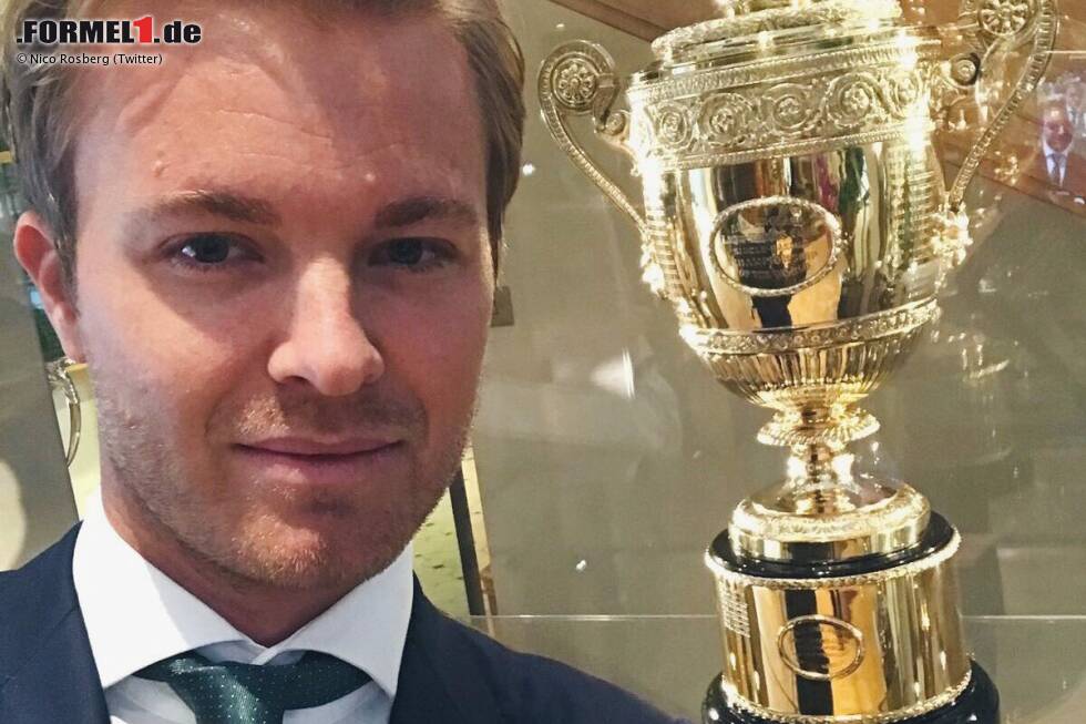 Foto zur News: Ein Selfie mit dem Wimbledon-Pokal (der der BRDC-Trophy, die der Sieger in Silverstone zumindest für ein paar Minuten erhält, übrigens nicht unähnlich ist): Rosberg ist mit Boris Becker und Steffi Graf groß geworden. Next Stop nach dem wichtigsten Tennisturnier des Jahres: Silicon Valley.