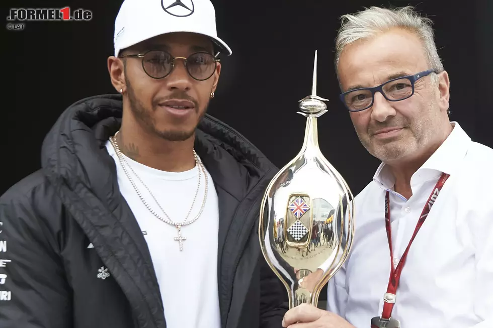 Foto zur News: Bereits zum fünften Mal in seiner Karriere bekommt Lewis Hamilton die prestigeträchtige Hawthorne-Memorial-Trophy überreicht. Diese wird seit 1959 dem erfolgreichsten Formel-1-Fahrer aus einem Commonwealth-Land überreicht. Nur Nigel Mansell (sieben Mal) hat das noch öfter geschafft.