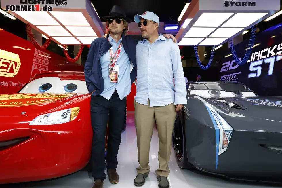 Promotion für den Animations-Hit "Cars 3": Owen Wilson (links) spricht die Hauptrolle von Lightning McQueen. Und bringt mit Woody Harrelson einen berühmten Hollywood-Kollegen mit nach Silverstone. Harrelson sorgt für Lacher, als er Nico Rosberg ganz plump anspricht: "Sag mal, warum hast du eigentlich aufgehört?" Foto zur News: Promotion für den Animations-Hit "Cars 3": Owen Wilson (links) spricht die Hauptrolle von Lightning McQueen. Und bringt mit Woody Harrelson einen berühmten Hollywood-Kollegen mit nach Silverstone. Harrelson sorgt für Lacher, als er Nico Rosberg ganz plump anspricht: "Sag mal, warum hast du eigentlich aufgehört?"