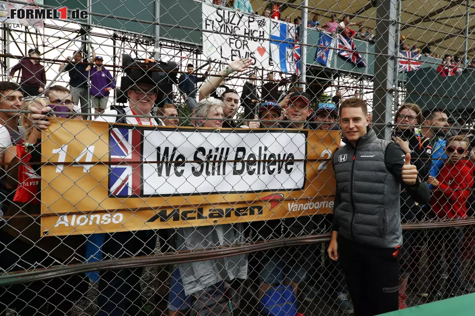 "We Still Believe": Die McLaren-Fans sind unerschütterlich in ihrem Glauben. Und Stoffel Vandoorne freut sich über ein kleines persönliches Highlight: Zum ersten Mal ist er in einem Qualifying schneller als Fernando Alonso. Foto zur News: "We Still Believe": Die McLaren-Fans sind unerschütterlich in ihrem Glauben. Und Stoffel Vandoorne freut sich über ein kleines persönliches Highlight: Zum ersten Mal ist er in einem Qualifying schneller als Fernando Alonso.
