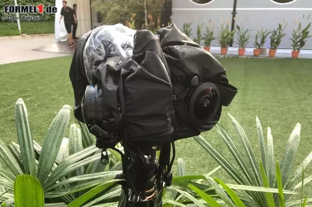 In Singapur wird 2017 der Grundstein für eine neue Ära der TV-Übertragungen gesetzt. Der Technologiepartner der Formel 1, Tata, testet erstmals zwei 360-Grad-Kameras, mit denen die Fans zu Hause künftig noch näher ans Geschehen rücken sollen. Eine von vielen spannenden Backstage-Geschichten ... Foto zur News: In Singapur wird 2017 der Grundstein für eine neue Ära der TV-Übertragungen gesetzt. Der Technologiepartner der Formel 1, Tata, testet erstmals zwei 360-Grad-Kameras, mit denen die Fans zu Hause künftig noch näher ans Geschehen rücken sollen. Eine von vielen spannenden Backstage-Geschichten ...
