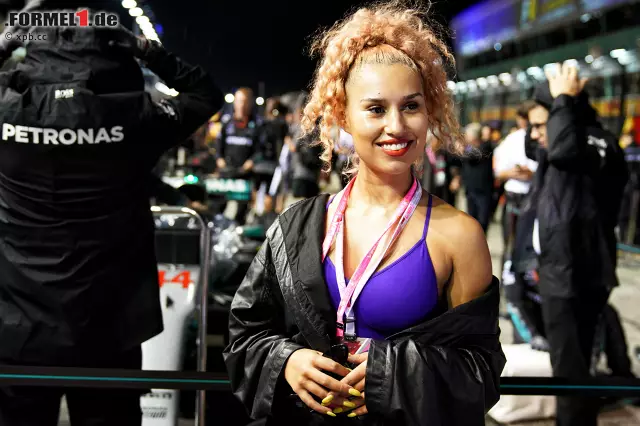 In der Sängerin Raye hat die Formel 1 einen neuen Fan gewonnen. Berühmtheit erlangte die 19-Jährige 2016 durch die Single "By Your Side", die sie gemeinsam mit Jonas Blue aufgenommen hat. Den Jüngeren unter unseren Lesern sicher ein Begriff. Der Redaktion ehrlich gesagt nicht. Foto zur News: In der Sängerin Raye hat die Formel 1 einen neuen Fan gewonnen. Berühmtheit erlangte die 19-Jährige 2016 durch die Single "By Your Side", die sie gemeinsam mit Jonas Blue aufgenommen hat. Den Jüngeren unter unseren Lesern sicher ein Begriff. Der Redaktion ehrlich gesagt nicht.