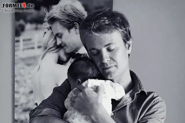Vor einem Jahr hat Nico Rosberg den Nacht-Grand-Prix gewonnen; jetzt feiert er ein paar Tage vor dem Rennen eine ganz persönliche Sternstunde: die Geburt seiner zweiten Tochter Naila. Nicos Frau Vivian hat das Mädchen im Prinzessin-Grazia-Hospital in Monaco zur Welt gebracht. Foto zur News: Vor einem Jahr hat Nico Rosberg den Nacht-Grand-Prix gewonnen; jetzt feiert er ein paar Tage vor dem Rennen eine ganz persönliche Sternstunde: die Geburt seiner zweiten Tochter Naila. Nicos Frau Vivian hat das Mädchen im Prinzessin-Grazia-Hospital in Monaco zur Welt gebracht.