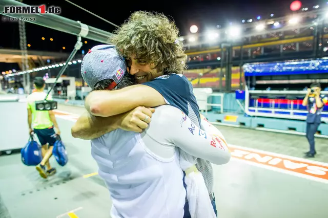 Vorerst sagt ihm Teamchef Franz Tost noch: "Carlos, wir lassen dich nicht gehen!" Aber nur in der ersten Emotion nach Platz vier in Singapur, dem besten Ergebnis in Sainz' noch junger Formel-1-Karriere. Renningenieur Marco Matassa fällt ihm erleichtert um den Hals. Foto zur News: Vorerst sagt ihm Teamchef Franz Tost noch: "Carlos, wir lassen dich nicht gehen!" Aber nur in der ersten Emotion nach Platz vier in Singapur, dem besten Ergebnis in Sainz' noch junger Formel-1-Karriere. Renningenieur Marco Matassa fällt ihm erleichtert um den Hals.