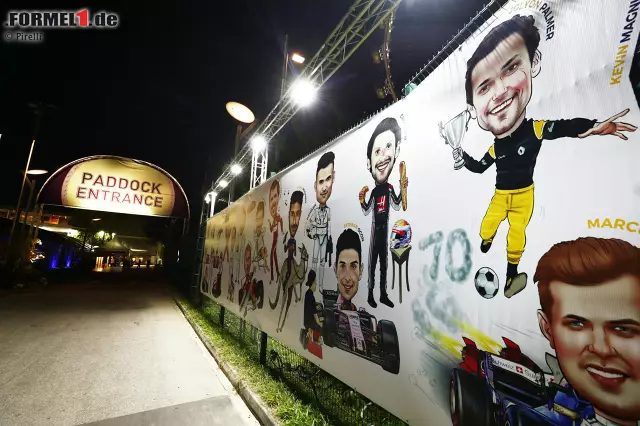 ... und Herren! Von den Fahrer-Karikaturen am Paddock-Eingang gefällt uns der Bottas-Muskelmann am besten. Aber dass die Zeichner Jolyon Palmer mit Siegerpokal abgebildet haben, zeigt, dass das Publikum in Singapur in Sachen Fachkunde noch aufzuholen hat. Foto zur News: ... und Herren! Von den Fahrer-Karikaturen am Paddock-Eingang gefällt uns der Bottas-Muskelmann am besten. Aber dass die Zeichner Jolyon Palmer mit Siegerpokal abgebildet haben, zeigt, dass das Publikum in Singapur in Sachen Fachkunde noch aufzuholen hat.
