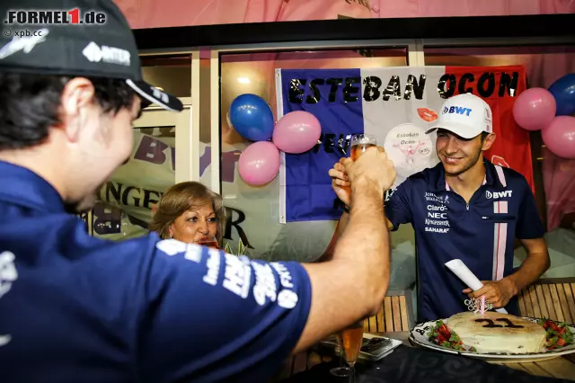 Alles Gute zum 21. Geburtstag! Einer der ersten Gratulanten von Esteban Ocon ist ausgerechnet Teamkollege Sergio Perez, mit dem er zuletzt ein paar Mal aneinandergeraten ist. Der Friede scheint wiederhergestellt zu sein. Gut so, denn die beiden werden auch 2018 ein Team sein. Foto zur News: Alles Gute zum 21. Geburtstag! Einer der ersten Gratulanten von Esteban Ocon ist ausgerechnet Teamkollege Sergio Perez, mit dem er zuletzt ein paar Mal aneinandergeraten ist. Der Friede scheint wiederhergestellt zu sein. Gut so, denn die beiden werden auch 2018 ein Team sein.