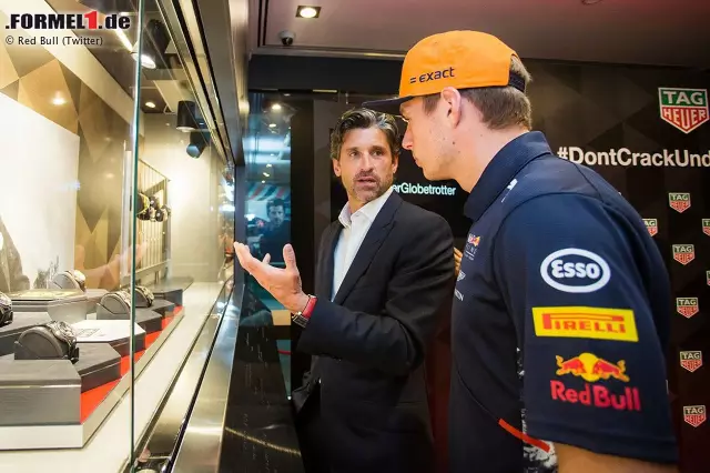 Foto zur News: Hollywood-Promi in Singapur: Patrick Dempsey zeigt Max Verstappen die neueste Kollektion von Motoren-, pardon, Uhrenhersteller TAG Teuer. Dempsey, bekannt als "McDreamy" in der Krankenhaus-Serie "Grey's Anatomy", ist selbst begeisterter Rennfahrer - in den vergangenen Jahren unter anderem in einem GT-Porsche in Le Mans.