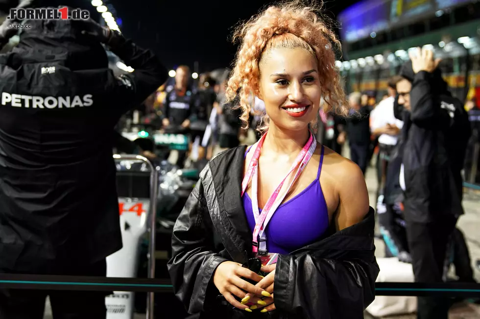 In der Sängerin Raye hat die Formel 1 einen neuen Fan gewonnen. Berühmtheit erlangte die 19-Jährige 2016 durch die Single "By Your Side", die sie gemeinsam mit Jonas Blue aufgenommen hat. Den Jüngeren unter unseren Lesern sicher ein Begriff. Der Redaktion ehrlich gesagt nicht. Foto zur News: In der Sängerin Raye hat die Formel 1 einen neuen Fan gewonnen. Berühmtheit erlangte die 19-Jährige 2016 durch die Single "By Your Side", die sie gemeinsam mit Jonas Blue aufgenommen hat. Den Jüngeren unter unseren Lesern sicher ein Begriff. Der Redaktion ehrlich gesagt nicht.