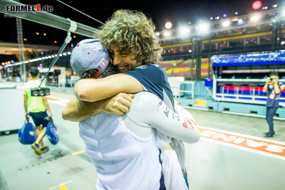 Vorerst sagt ihm Teamchef Franz Tost noch: "Carlos, wir lassen dich nicht gehen!" Aber nur in der ersten Emotion nach Platz vier in Singapur, dem besten Ergebnis in Sainz' noch junger Formel-1-Karriere. Renningenieur Marco Matassa fällt ihm erleichtert um den Hals. Foto zur News: Vorerst sagt ihm Teamchef Franz Tost noch: "Carlos, wir lassen dich nicht gehen!" Aber nur in der ersten Emotion nach Platz vier in Singapur, dem besten Ergebnis in Sainz' noch junger Formel-1-Karriere. Renningenieur Marco Matassa fällt ihm erleichtert um den Hals.