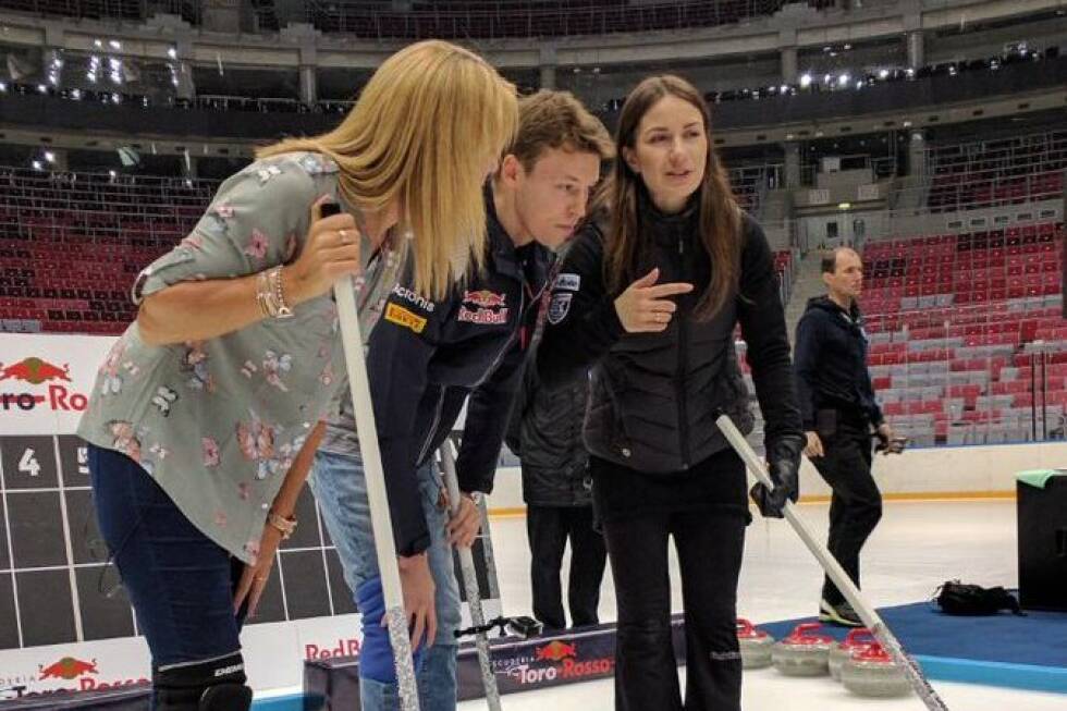 Foto zur News: Nationalheld zu sein bedeutet auch, beim Heim-Grand-Prix von einem PR-Termin zum nächsten zu hetzen. Und dann auch mal Damen-Curling zu machen.