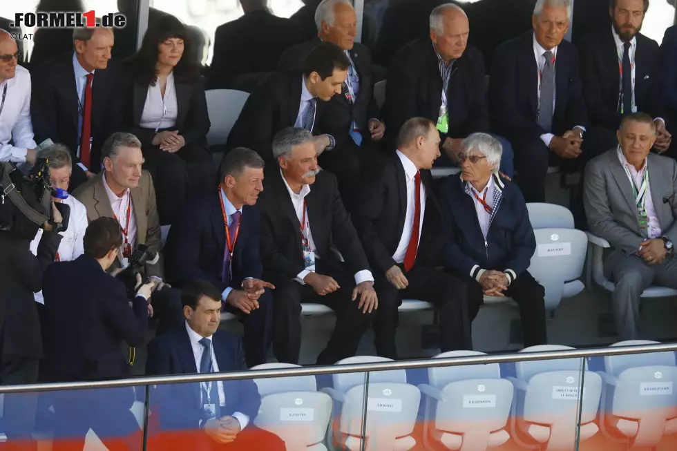 Foto zur News: Bernie Ecclestone und Ross Brawn werden in diesem Leben keine Freunde mehr. Der eine sitzt auf der Ehrentribüne ganz links, der andere ganz rechts. Ginge es nach Liberty Media, würde Ecclestone wohl nicht mehr im Paddock auftauchen. Aber gegen die Einladung von Wladimir Putin kommt Chase Carey nicht an.