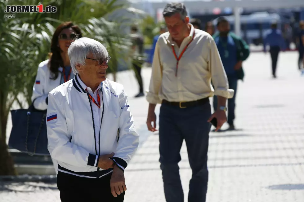 Foto zur News: Für Branchenkenner ist es unterhaltsam, Ecclestone dieser Tage zu beobachten. Dass er in Sotschi nicht im neutralen weißen Hemd oder sogar mit FOM-Branding rumläuft, sondern lieber mit russischer Flagge am Ärmel, könnte man als Nadelstich gegen Liberty interpretieren.