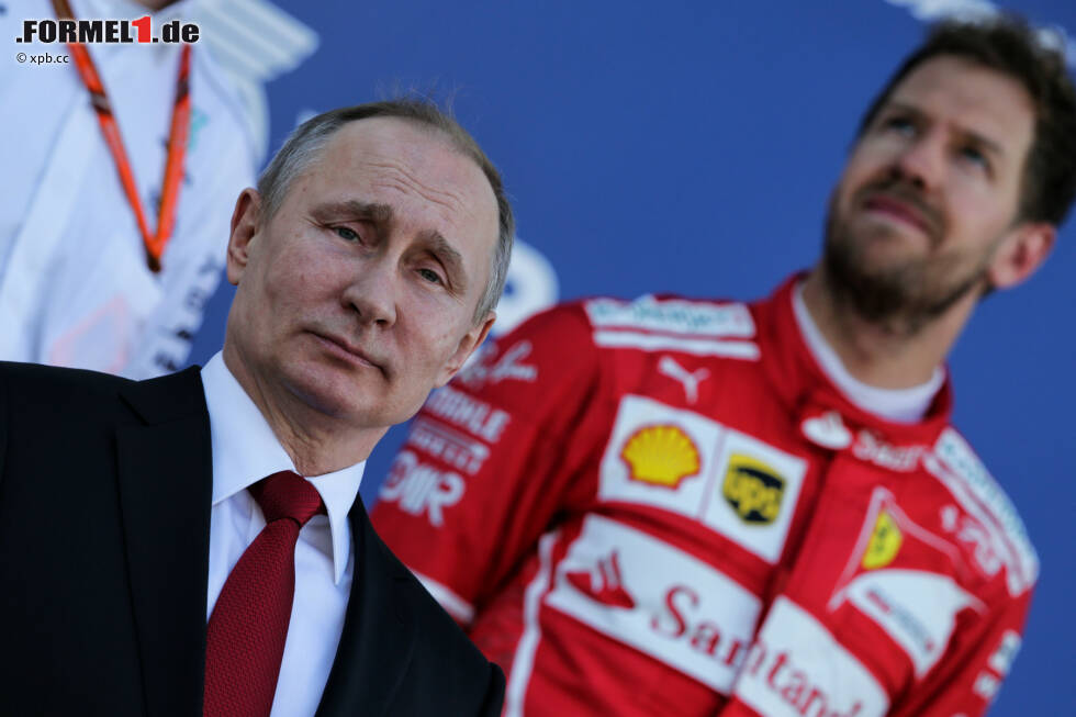 Foto zur News: Wenn wir schon bei starken Männern sind: Wladimir Putin lässt es sich nicht nehmen, die Siegerehrung selbst vorzunehmen. Mit den Top 3 plaudert er über den besser werdenden Zuschauerandrang. Spannend zu beobachten, wie die Fahrer dafür von FIA-Kommunikationschef Matteo Bonciani gebrieft werden.