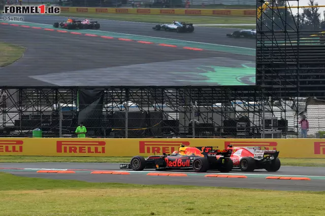 Es kommt zur ersten Berührung zwischen den beiden Streithähnen. Bei Vettel fliegen erste Teile an der linken Seite des Frontflügels. Der Deutsche hält weiter dagegen, wird aber etwas weit nach außen gedrängt. Foto zur News: Es kommt zur ersten Berührung zwischen den beiden Streithähnen. Bei Vettel fliegen erste Teile an der linken Seite des Frontflügels. Der Deutsche hält weiter dagegen, wird aber etwas weit nach außen gedrängt.