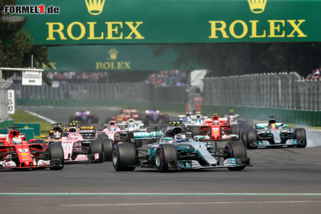 Foto zur News: Die WM-Entscheidung fällt in Mexiko praktisch am Start. Weil Lewis Hamilton (Mercedes, rechts) mit Sebastian Vettel (Ferrari) am Start kollidiert und beide weit zurückfallen, ist der Titel quasi vergeben. Sebastian Vettel hätte nämlich Zweiter werden müssen. Die Bilder des Startcrashs.